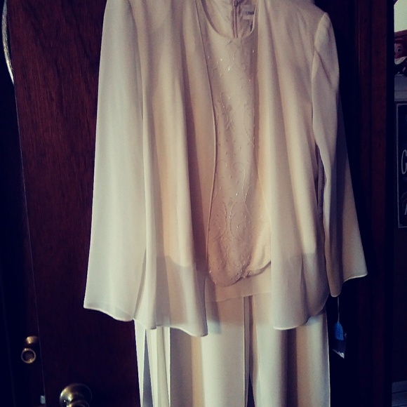 Elegant white pantsuit - Picture 3 of 7